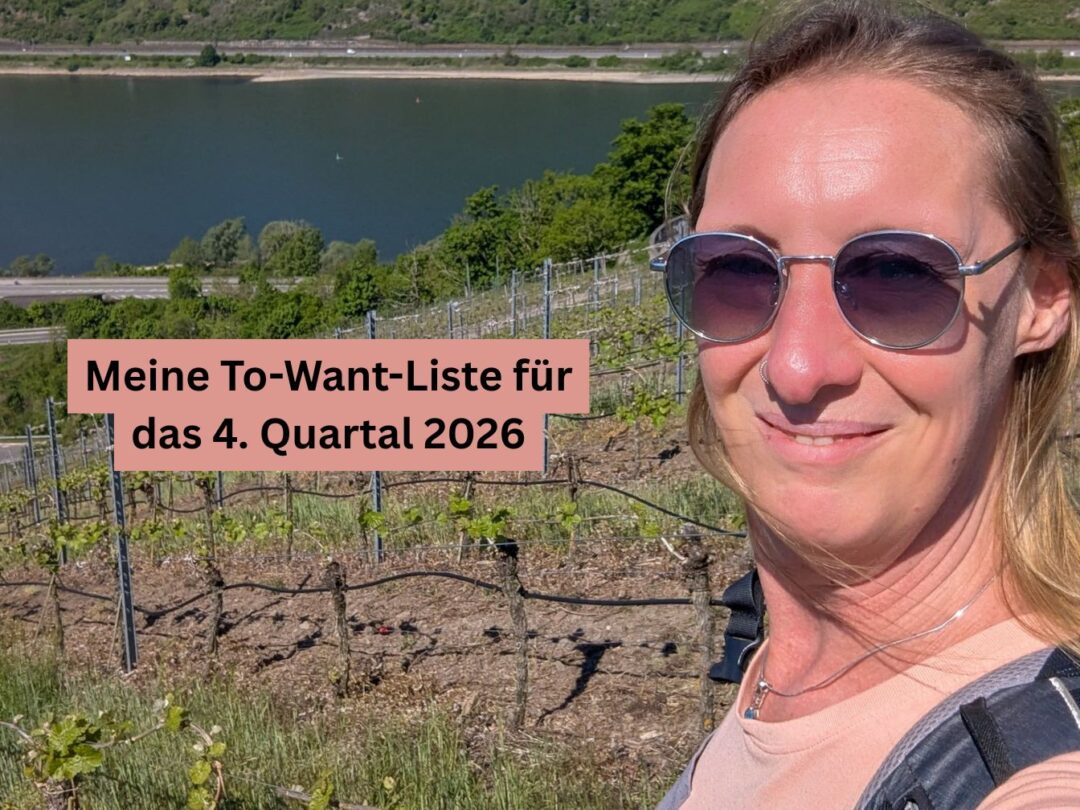 Sabine Schönberg am Rhein mit Weinberg im Hintergrund – To-Want-Liste 4. Quartal 2026