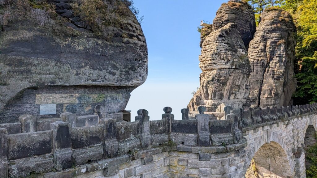 Basteibrücke zwischen Sandsteinfelsen, Highlight der Malerweg Etappe 2