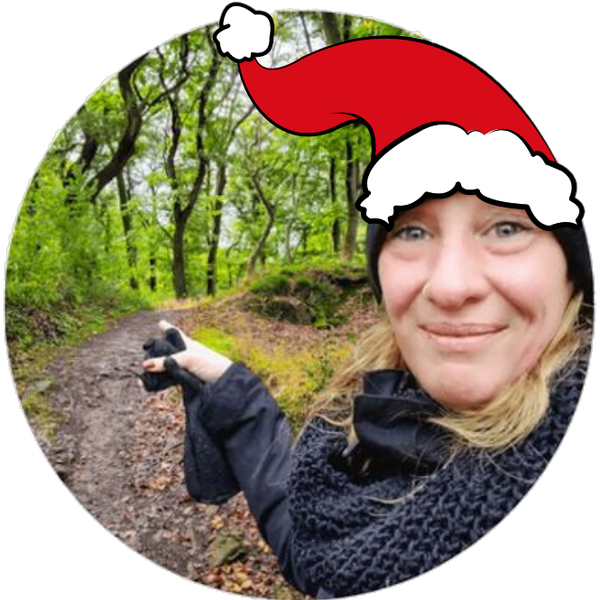 Sabine Schönberg mit Weihnachtsmütze auf einem Waldweg